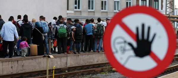 Migrants queue on the platform, waiting for a train at Vienna west railway station, Austria September 13, 2015 - Sputnik Afrique