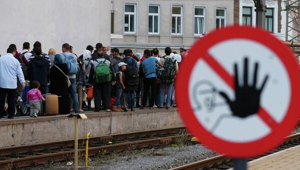 Migrants queue on the platform, waiting for a train at Vienna west railway station, Austria September 13, 2015 - Sputnik Afrique