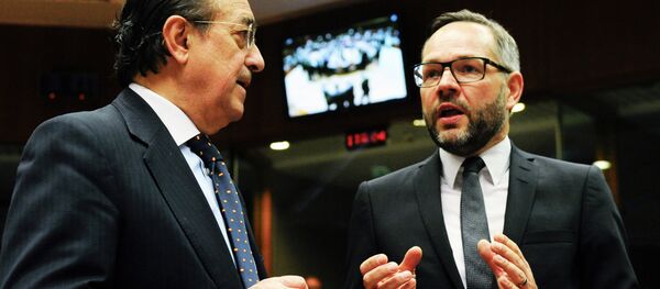 Secrétaire d'État espagnol à l'UE Fernando Eguidazu Palacios (L) et son homologue allemand Michael Roth - Sputnik Afrique