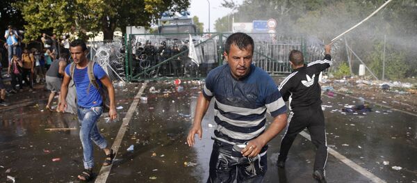 Quelques centaines de migrants ont lancé des projectiles sur les forces de l'ordre, qui ont répliqué en tirant des gaz lacrymogènes et en faisant usage de canons à eau. - Sputnik Afrique