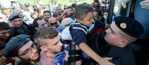 Les migrants aux passages frontaliers en Croatie, Sept. 17, 2015 - Sputnik Afrique
