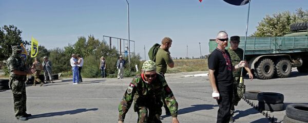 Des activistes de Secteur droit bloquent un point de passge à la frontière entre l'Ukraine et la Crimée - Sputnik Afrique