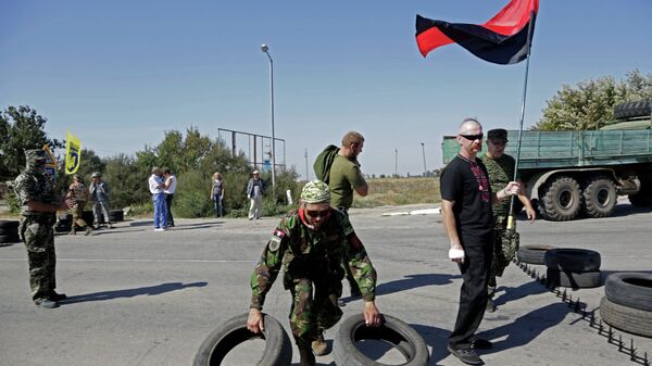 Des activistes de Secteur droit bloquent un point de passge à la frontière entre l'Ukraine et la Crimée - Sputnik Afrique
