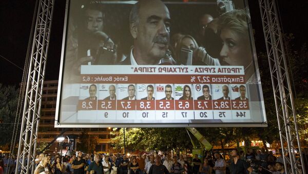 Un écran géant à Athènes montre les résultats des sondages sortie des urnes le 20 septembre - Sputnik Afrique