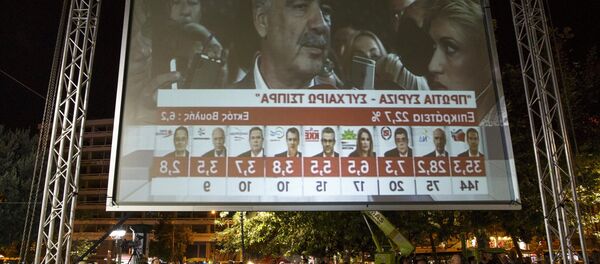 Un écran géant à Athènes montre les résultats des sondages sortie des urnes le 20 septembre - Sputnik Afrique