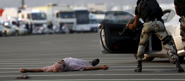 A member of Saudi security forces is seen during a mock encounter scene during a military parade in preparation for the annual Haj pilgrimage in the holy city of Mecca September 17, 2015 - Sputnik Afrique