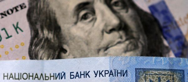 Денежные купюры долларов США и гривны Украины - Sputnik Afrique