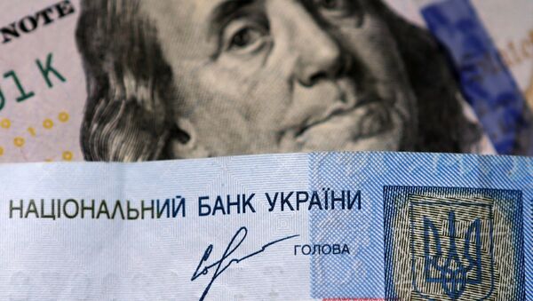 Денежные купюры долларов США и гривны Украины - Sputnik Afrique