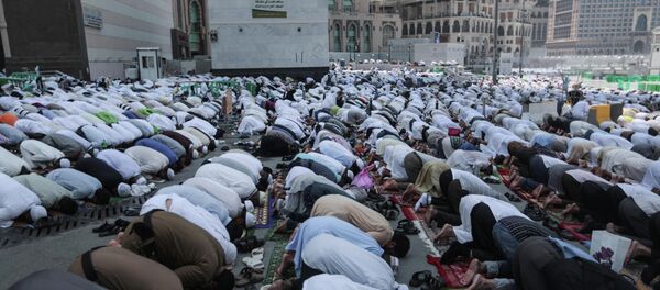 Des pèlerins priant à La Mecque - Sputnik Afrique