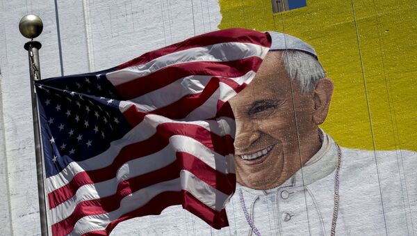 Le drapeau américain et l'affiche murale avec le portrait  du Pape François - Sputnik Afrique