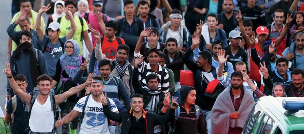 A group of migrants walks against the traffic on a motorway leading to Budapest as they left a transit camp in the village of Roszke, Hungary, September 7, 2015. - Sputnik Afrique