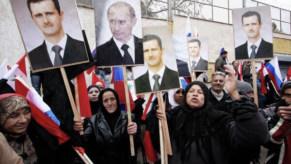 Manifestants avec les portraits du président Bachar el-Assad et président Vladimir Poutine, Damas. Archive photo - Sputnik Afrique