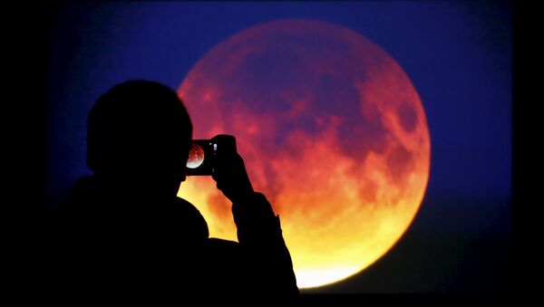 La Lune serait le fruit d'une collision frontale - Sputnik Afrique