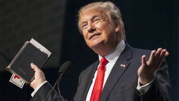 U.S. Republican presidential candidate Donald Trump holds his bible while speaking at the Iowa Faith and Freedom Coalition Forum in Des Moines, Iowa, September 19, 2015 - Sputnik Afrique