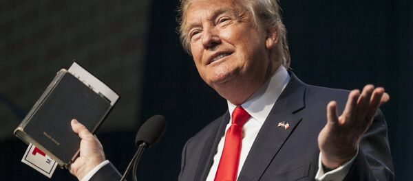 U.S. Republican presidential candidate Donald Trump holds his bible while speaking at the Iowa Faith and Freedom Coalition Forum in Des Moines, Iowa, September 19, 2015 - Sputnik Afrique