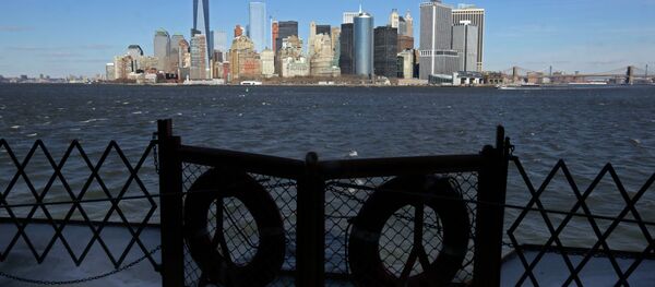 Lower Manhattan appears behind a pair life preservers on a Staten Island Ferry in New York Harbor. - Sputnik Afrique