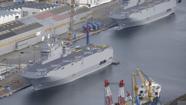 The two Mistral-class helicopter carriers Sevastopol (L) and Vladivostok are seen at the STX Les Chantiers de l'Atlantique shipyard site in Saint-Nazaire, western France, in this May 25, 2015 - Sputnik Afrique