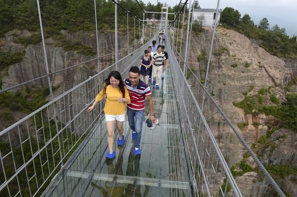 Chine: pont de verre perché à 300m de haut Chine: pont de verre perché à 300m de haut - Sputnik Afrique