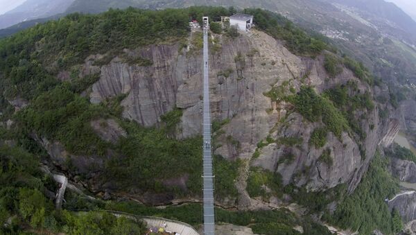 Chine: pont de verre perché à 300m de haut - Sputnik Afrique