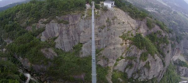 Chine: pont de verre perché à 300m de haut - Sputnik Afrique