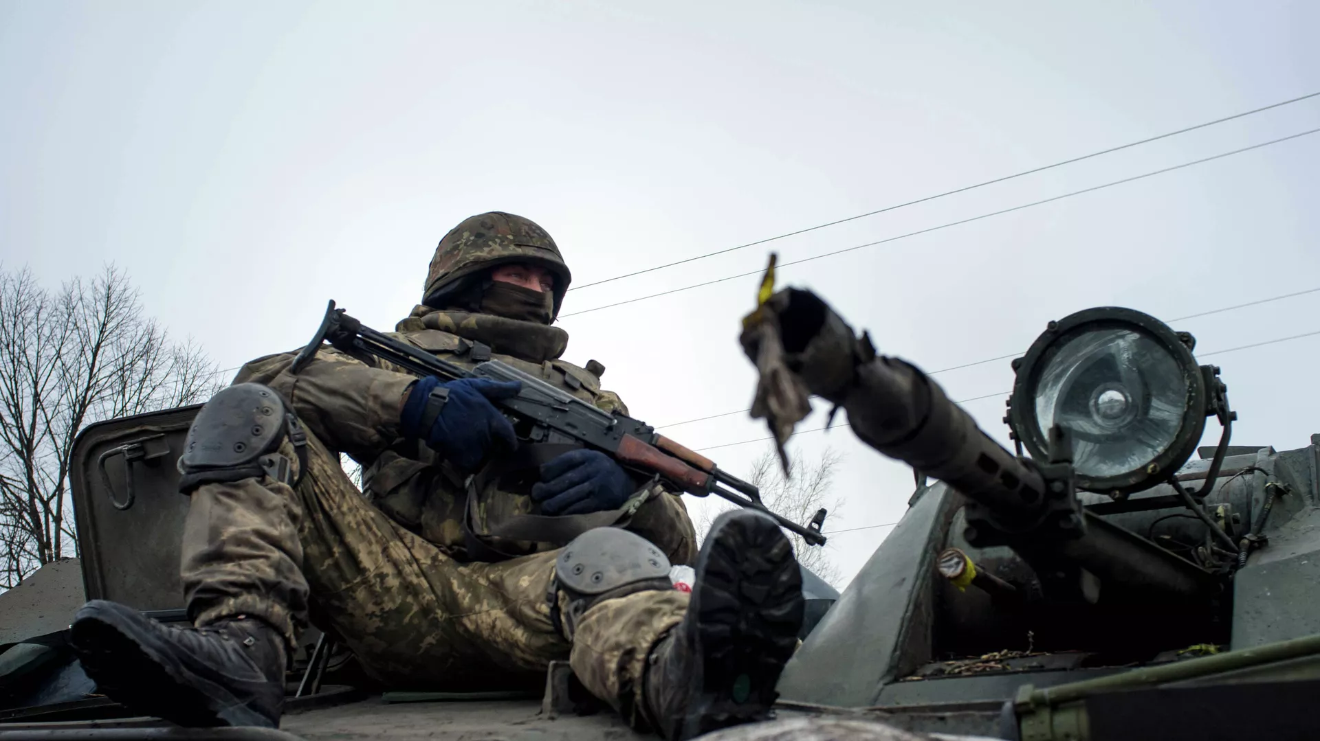 A Ukrainian serviceman rides on APC - Sputnik Afrique, 1920, 02.01.2024