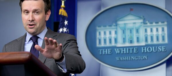 White House press secretary Josh Earnest speaks during the daily news briefing at the White House in Washington - Sputnik Afrique