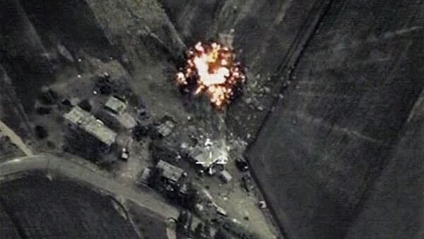 Frappes russes contre l'EI en Syrie. Capture d'écran - Sputnik Afrique