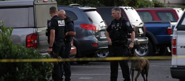 Police investigators are seen following a mass shooting at Umpqua Community College in Roseburg, Oregon October 1, 2015 - Sputnik Afrique