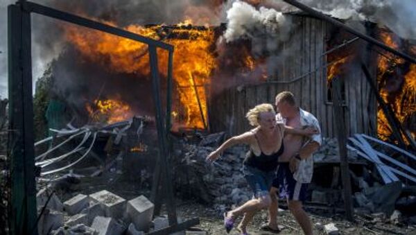 Les habitants de la région de Lougansk quittent leur maison en flammes - Sputnik Afrique