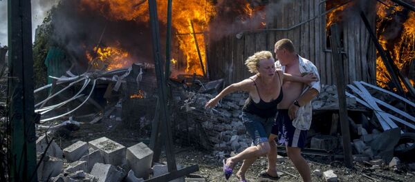 Les habitants de la région de Lougansk quittent leur maison en flammes Les habitants de la région de Lougansk quittent leur maison en flammes - Sputnik Afrique