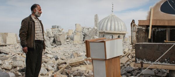 Syrian man salvages furniture from his home that was destroyed in bombing, in the northwestern city of Maraat al-Numan, Syria - Sputnik Afrique