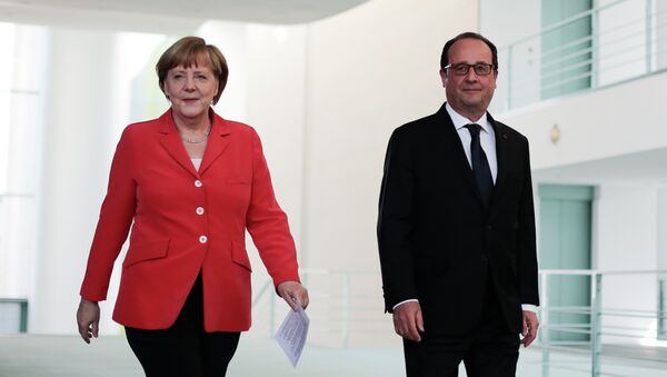 German Chancellor Angela Merkel, left, and French President Francois Hollande arrive at a news conference after a meeting at the chancellery, in Berlin, Germany, Tuesday, May 19, 2015 - Sputnik Afrique