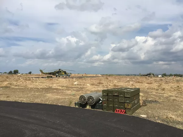 Les hélicoptères d'assaut russes sur l'aérodrome syrien de Hmeimim Les hélicoptères d'assaut russes sur l'aérodrome syrien de Hmeimim - Sputnik Afrique