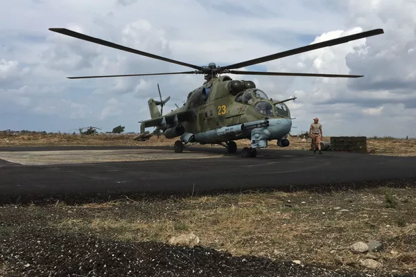 Les hélicoptères d'assaut russes sur l'aérodrome syrien de Hmeimim Les hélicoptères d'assaut russes sur l'aérodrome syrien de Hmeimim - Sputnik Afrique