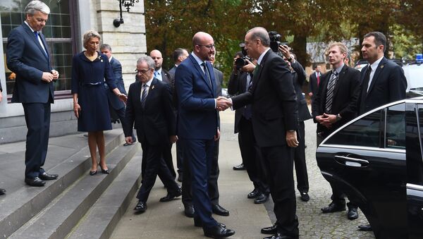 Le président turc Recep Tayyip Erdogan se rend à Val Duchesse où il est accueilli par le premier ministre belge Charles Michel, le 6 octobre 2015 - Sputnik Afrique