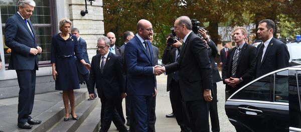 Le président turc Recep Tayyip Erdogan se rend à Val Duchesse où il est accueilli par le premier ministre belge Charles Michel, le 6 octobre 2015 - Sputnik Afrique