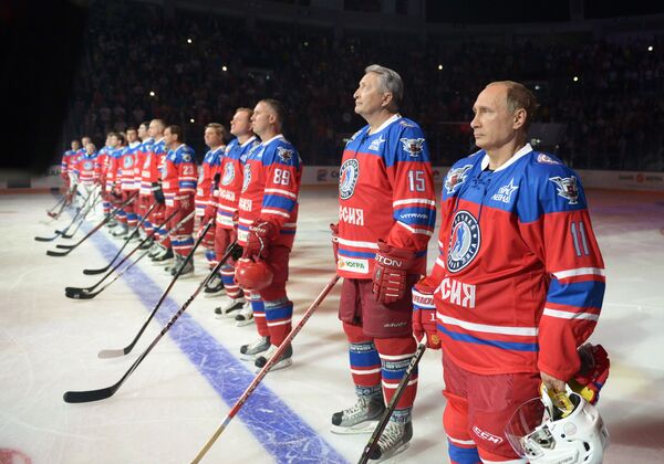 Президент РФ Владимир Путин принимает участие в хоккейном матче - Sputnik Afrique