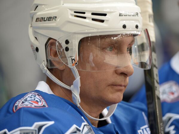Президент РФ Владимир Путин принимает участие в хоккейном матче - Sputnik Afrique