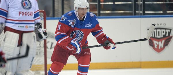 Президент РФ В. Путин принимает участие в хоккейном матче чемпионов НХЛ и Правления и почетных гостей НХЛ - Sputnik Afrique