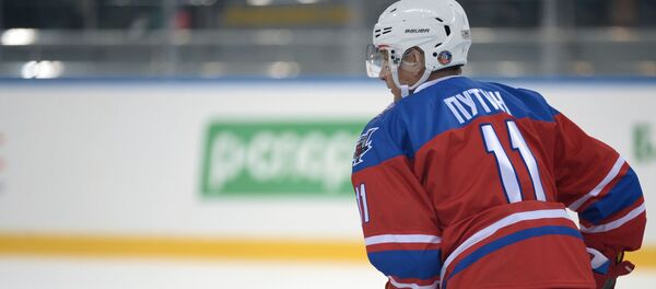 Vladimir Poutine joue au hockey - Sputnik Afrique