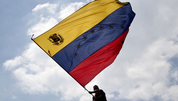 A man waves a Venezuelan flag - Sputnik Afrique