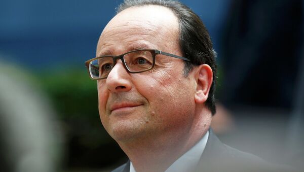 French President Francois Hollande arrives at the European Union (EU) Council headquarters at the start of an EU leaders summit in Brussels, Belgium, June 25, 2015. - Sputnik Afrique