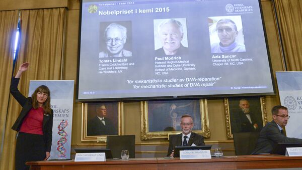 Les membres du comité chimie du prix Nobel Sara Snogerup Linse, Goran Hansson et Claes Gustafsson à Stockholm - Sputnik Afrique