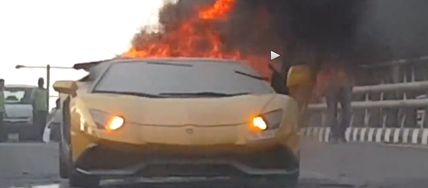 Une Lamborghini disparaît en flammes Une Lamborghini disparaît en flammes - Sputnik Afrique