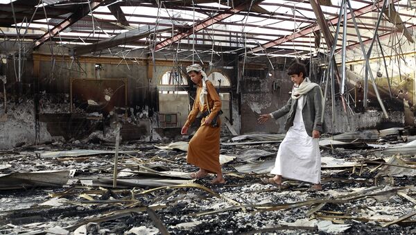 Sur le débris du hall de mariage après le raid meurtrier au Yémen, juillet, 10, 2015 - Sputnik Afrique