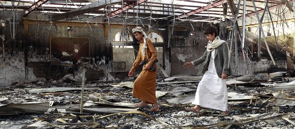 Sur le débris du hall de mariage après le raid meurtrier au Yémen, juillet, 10, 2015 - Sputnik Afrique