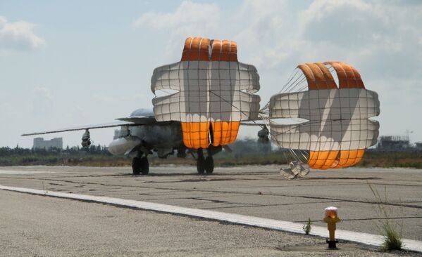 Les bombardiers russes à l'aéroport syrien de Lattaquié - Sputnik Afrique