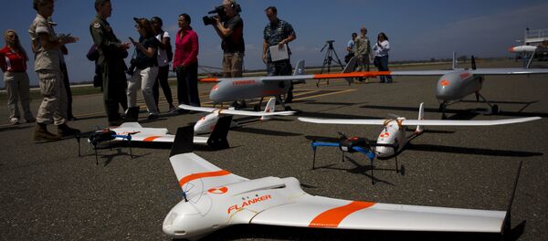 FireFlight UAS unmanned aerial vehicles TwinHawk, Scout, Flanker, and Hawkeye 400, are displayed on the tarmac during Black Dart, a live-fly, live fire demonstration of 55 unmanned aerial vehicles, or drones, at Naval Base Ventura County Sea Range, Point Mugu, near Oxnard, California July 31, 2015 - Sputnik Afrique