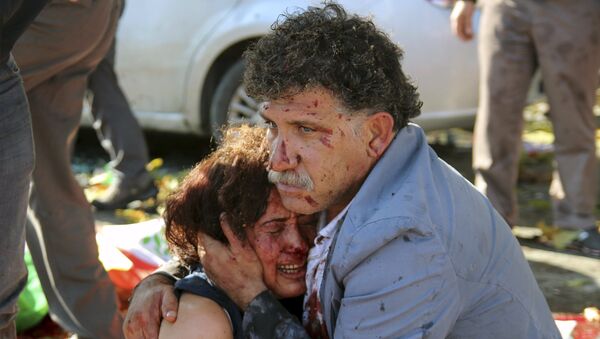 An injured man hugs an injured woman after an explosion during a peace march in Ankara, Turkey, October 10, 2015 - Sputnik Afrique