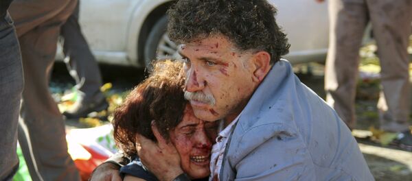 An injured man hugs an injured woman after an explosion during a peace march in Ankara, Turkey, October 10, 2015 - Sputnik Afrique